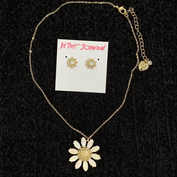 BETSEY JOHNSON SPARKLING DAISY NECKLACE AND EARRINGS SET! - Picture 2 of 11